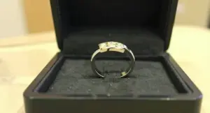 Anello Trilogy esposto in una confezione nera aperta