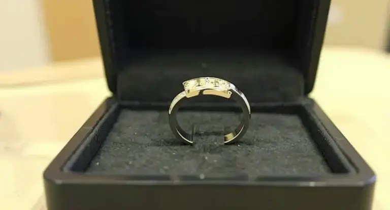 Anello Trilogy esposto in una confezione nera aperta