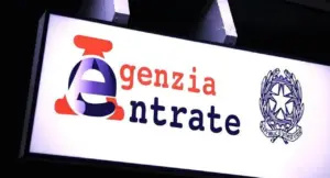 Insegna luminosa dell'Agenzia delle Entrate con il logo della Repubblica Italiana