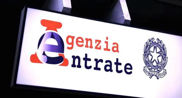 Insegna luminosa dell'Agenzia delle Entrate con il logo della Repubblica Italiana
