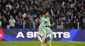 Un portiere esulta in campo durante una partita davanti al pubblico dello stadio