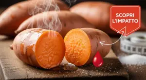 Patate dolci tagliate e cotte a vapore su un tavolo di legno.