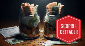 Due barattoli pieni di banconote e monete accanto a un biglietto del Superenalotto