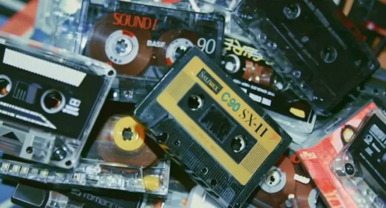 Pile di musicassette vintage colorate e disposte in modo disordinato