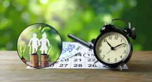 Orologio su un calendario con sagome di persone anziane su monete e piante