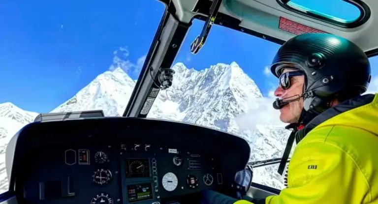 Pilota in elicottero sorvola montagne innevate dell'Himalaya con cielo sereno