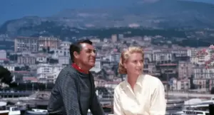 Due persone sedute con vista panoramica di Monte Carlo sullo sfondo