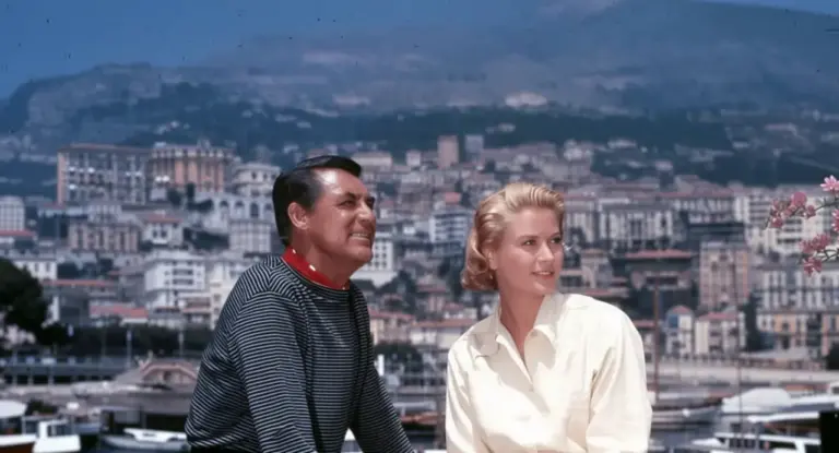 Due persone sedute con vista panoramica di Monte Carlo sullo sfondo