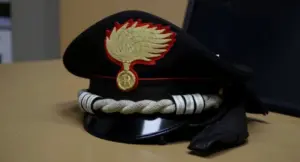 Berretto da maresciallo dei Carabinieri appoggiato su una scrivania