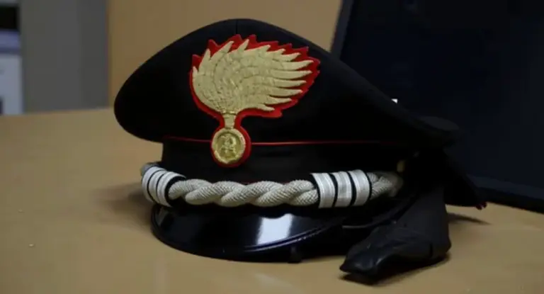 Berretto da maresciallo dei Carabinieri appoggiato su una scrivania