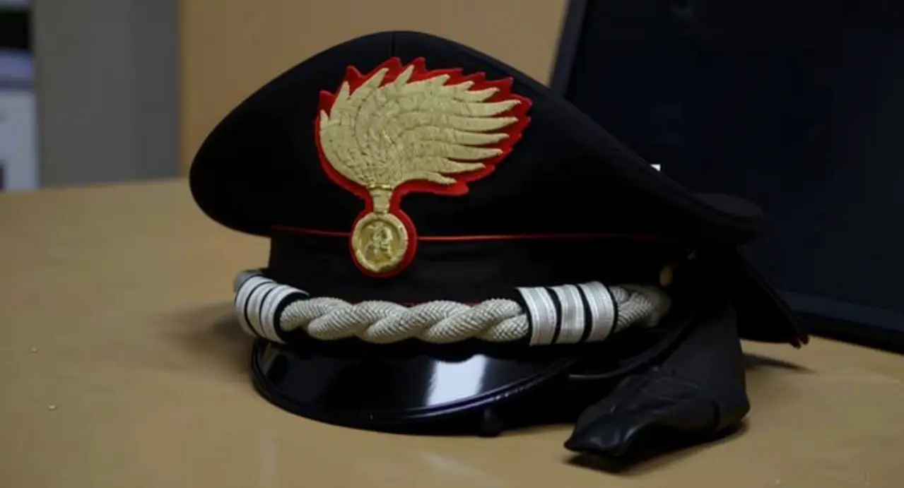 Berretto da maresciallo dei Carabinieri appoggiato su una scrivania
