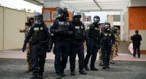 Agenti in tenuta antisommossa schierati in una zona urbana