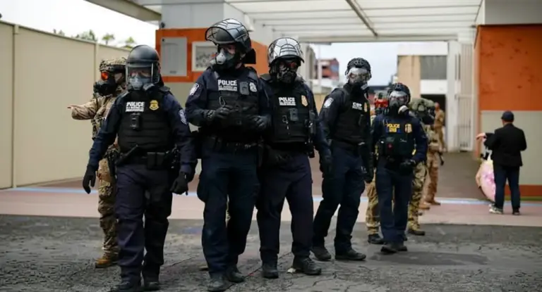 Agenti in tenuta antisommossa schierati in una zona urbana