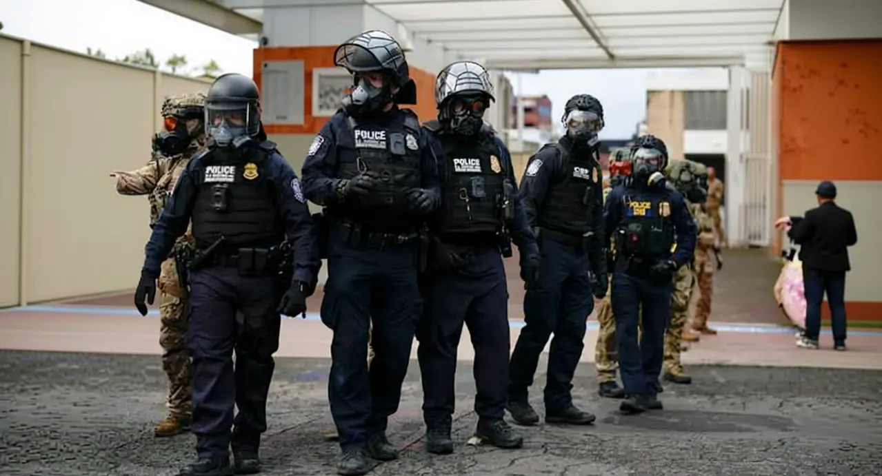 Agenti in tenuta antisommossa schierati in una zona urbana
