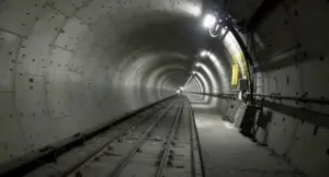 Tunnel ferroviario vuoto con binari e illuminazione artificiale